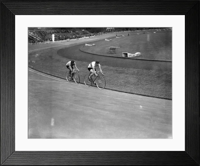 Framed Print : British cyclist Reg Harris wins a race in the 1948 Olympic Sprint Cycling event at Herne