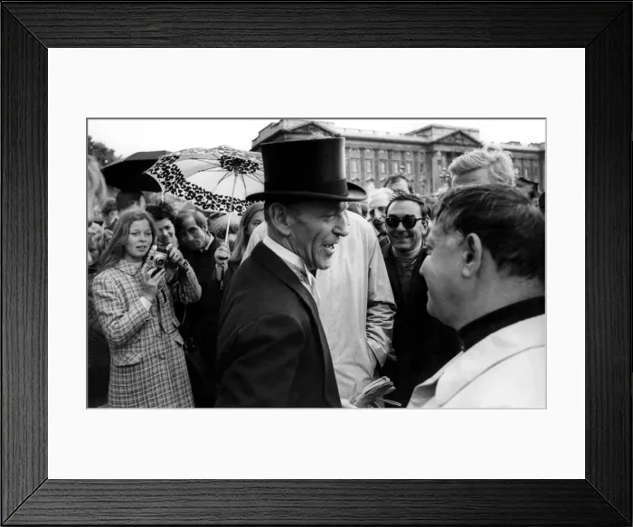Framed Print : Fred Astaire returns the smiles of onlooker outside Buckingham Palace Framed Print : Fred Astaire returns the smiles of onlooker outside Buckingham Palace