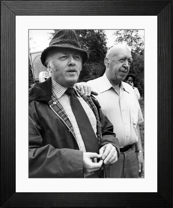 Framed Print : Richard Attenborough out shooting with 73 yrs old director Otto Preminger during filming