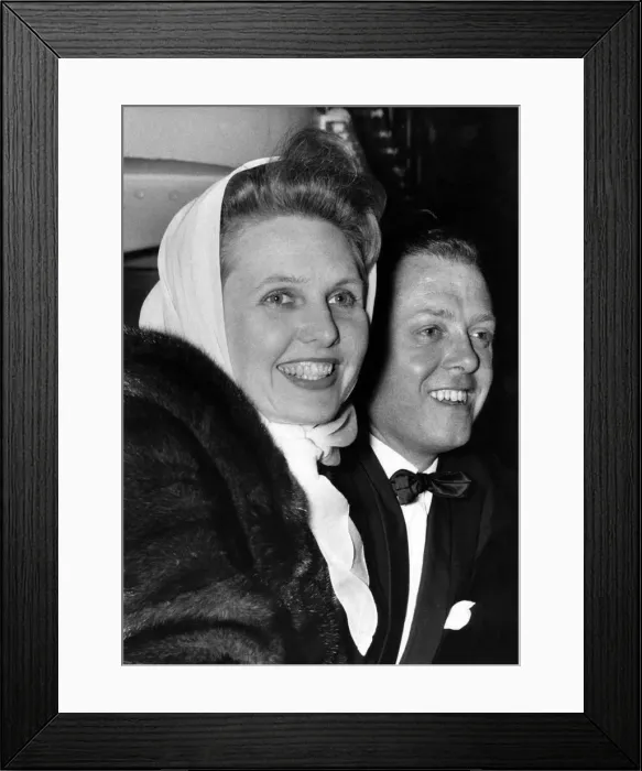 Framed Print : Richard Attenborough and wife Sheila Simon. Circa 1960 P016992