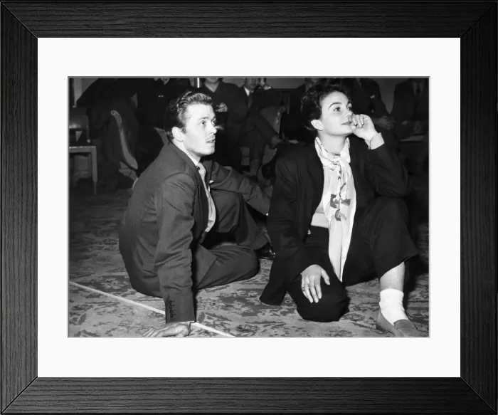 Framed Print : Richard Attenborough and Jean Simmons rehearsing next Thursday Framed Print : Richard Attenborough and Jean Simmons rehearsing next Thursday