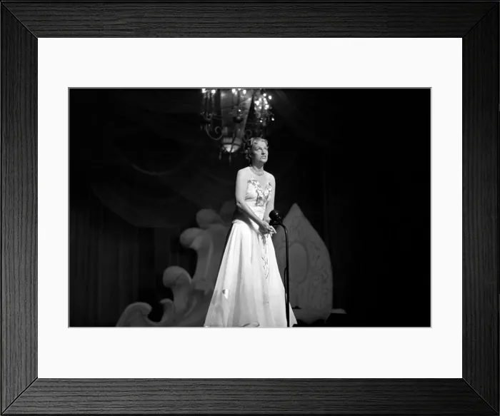 Framed Print : Gracie Fields Performing on Stage circa. January 1938 OL305H Framed Print : Gracie Fields Performing on Stage circa. January 1938 OL305H