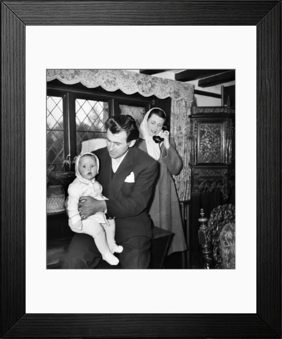 Framed Print : Actor Stewart Grainger and family: October 1946. O5168-002 Framed Print : Actor Stewart Grainger and family: October 1946. O5168-002