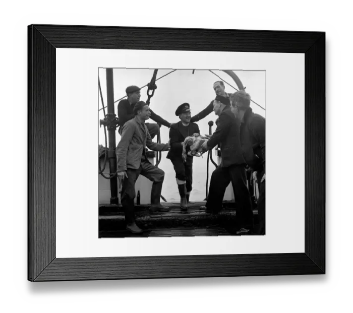 Framed Print : Rev. Hubert Walters visits Bristol lightships to deliver the turkey for Christmas day
