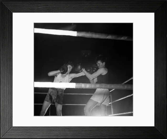 Framed Print : Heinz Kardolsky v. Ernie Walker. October 1952 C5322-001 Framed Print : Heinz Kardolsky v. Ernie Walker. October 1952 C5322-001