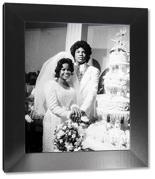 Jermaine Jackson Singer and wife Hazel cutting wedding cake Dbase MSI