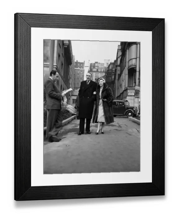 Framed Print : Actress Pamela Berry and her husband Bunny walking in Embankment Gardens, London Framed Print : Actress Pamela Berry and her husband Bunny walking in Embankment Gardens, London