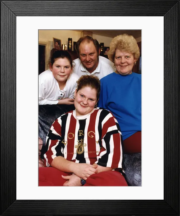 Framed Print : Louise Brown Aged 16 The First Test Tube Baby To Be Born In Britain With Her Sister Framed Print : Louise Brown Aged 16 The First Test Tube Baby To Be Born In Britain With Her Sister