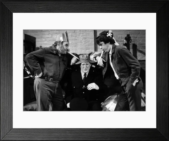 Framed Print : Ronnie Barker as Fletcher (L) with Richard Beckinsale as Lennie (R Framed Print : Ronnie Barker as Fletcher (L) with Richard Beckinsale as Lennie (R