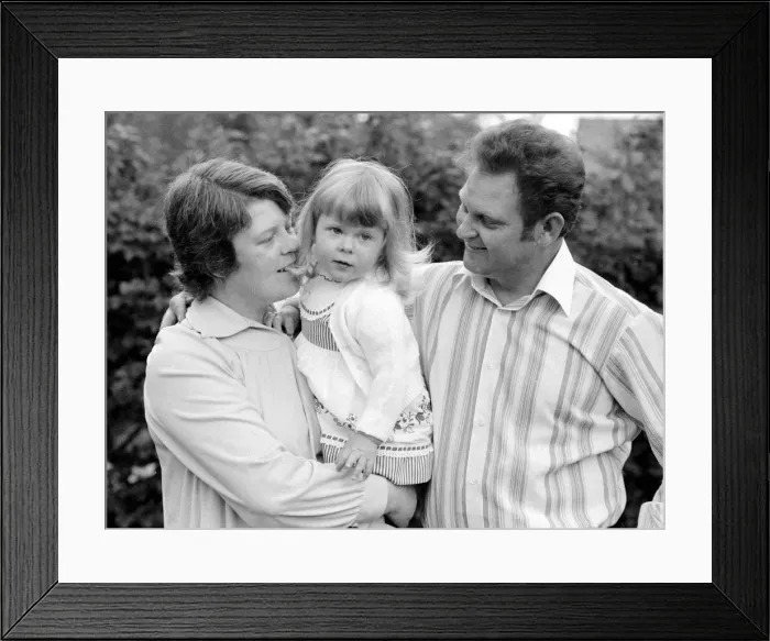 Framed Print : Louise Brown - test tube baby- May 1980 And her parents Lesley Framed Print : Louise Brown - test tube baby- May 1980 And her parents Lesley