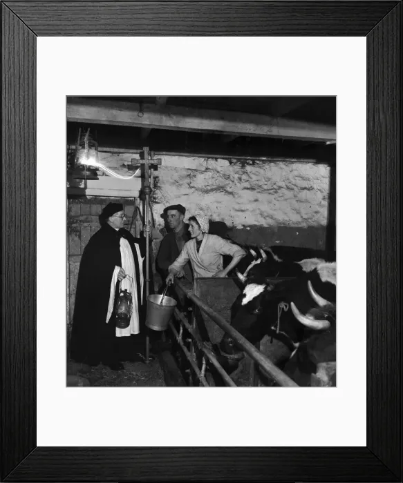 Framed Print : The Reverend Reid talks to Harry Richardson and his wife whilst they are preparing to bed