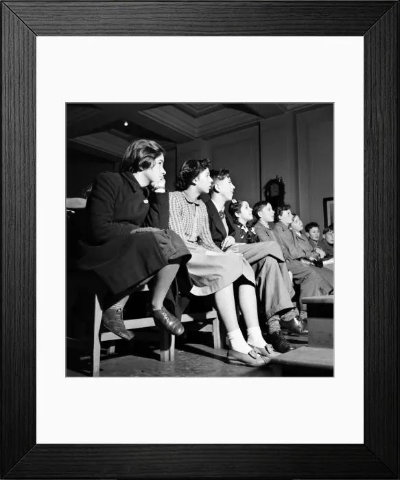 Framed Print : British Drama League. British stage actor Donald Wolfit lectures to children Framed Print : British Drama League. British stage actor Donald Wolfit lectures to children