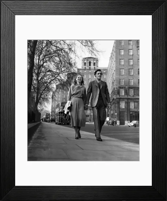 Framed Print : Artist couple Richard and Pat Larter walk around the streets of London Framed Print : Artist couple Richard and Pat Larter walk around the streets of London
