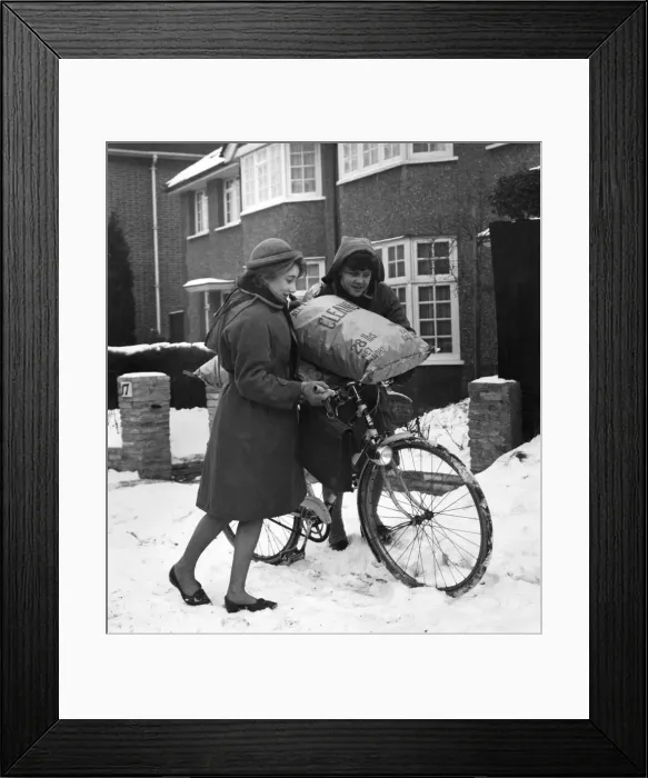 Framed Print : Broxbourne Grammar Schoolgirls Christine Wallace (L) and Jone Hay walk home from school