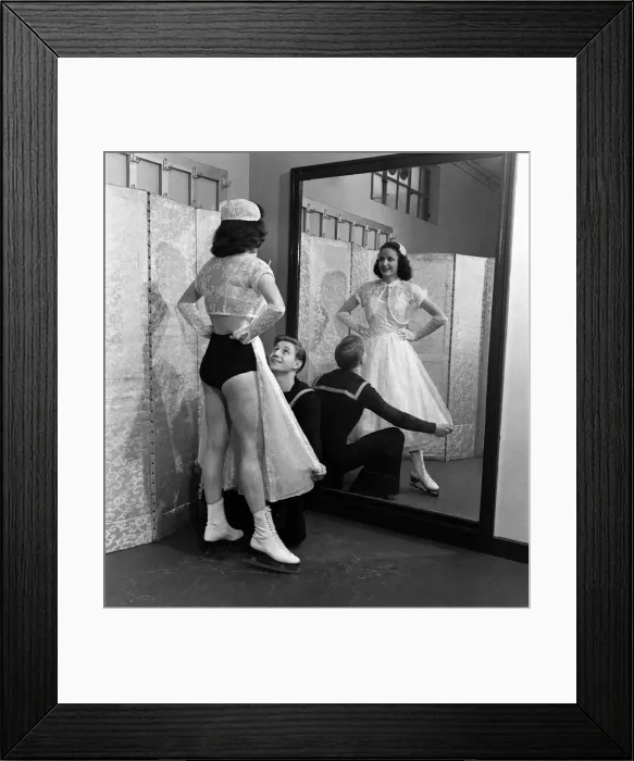 Framed Print : Ice Skaters Engagement. Trudi Nugent and her fiance Via Giannotti Framed Print : Ice Skaters Engagement. Trudi Nugent and her fiance Via Giannotti