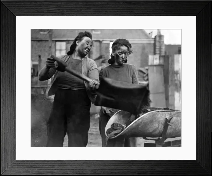 Framed Print : Two women who were serving coal at the emergency coal dump at Chiswick Framed Print : Two women who were serving coal at the emergency coal dump at Chiswick