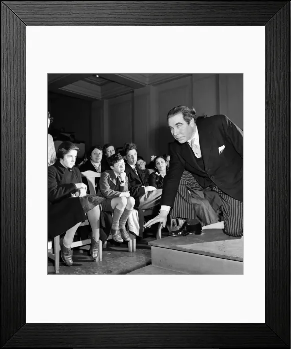 Framed Print : British Drama League. British stage actor Donald Wolfit lectures to children Framed Print : British Drama League. British stage actor Donald Wolfit lectures to children