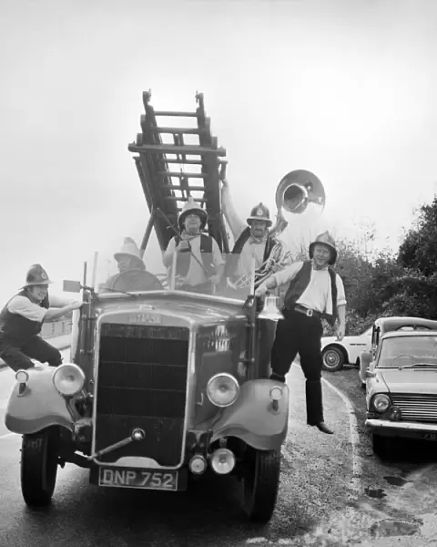 Adge Cutler and the Wurzels, on the engine at Cleevedon