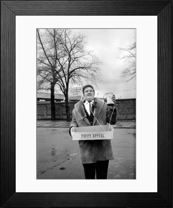 Framed Print : Poppy seller Joe McGarry. November 1969 Z10812-004 Framed Print : Poppy seller Joe McGarry. November 1969 Z10812-004