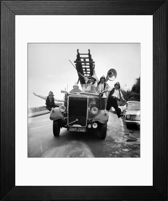 Framed Print : Adge Cutler and the Wurzels, on the engine at Cleevedon Framed Print : Adge Cutler and the Wurzels, on the engine at Cleevedon