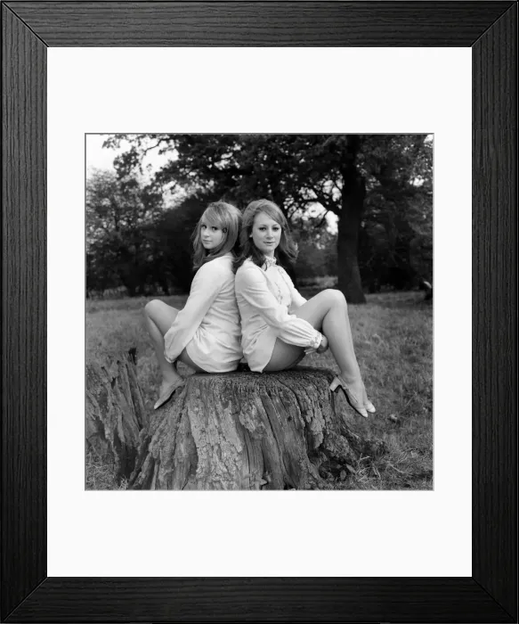 Framed Print : Jackie and Debbie Hearnden of Leyton, both singers and dancers