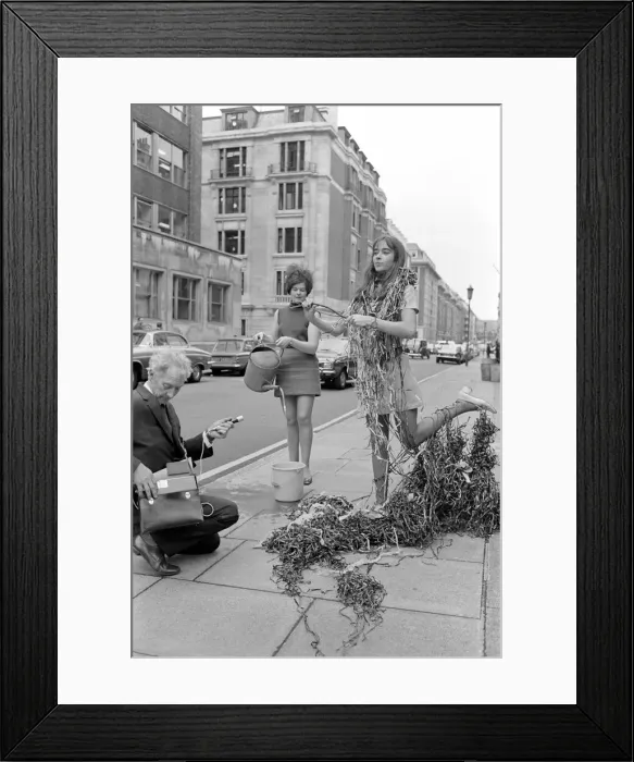 Framed Print : Harvey Morris recording Autumn leaves by a fountain with the aid of 22 year old Jane Framed Print : Harvey Morris recording Autumn leaves by a fountain with the aid of 22 year old Jane