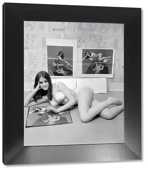 Model girl Jan De Fraine with the jigsaw which has a nude picture of her on each side of