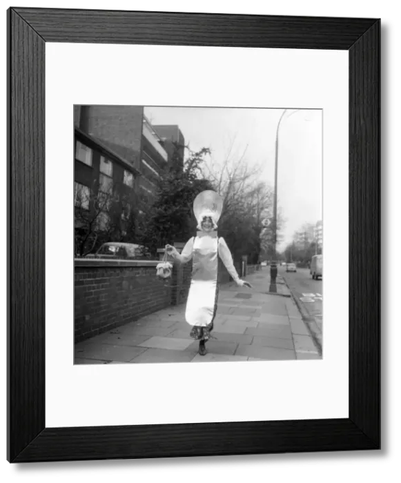 Framed Print : 21 year old Sheila Ruskin born in Cheshire, plays the unusal part of a Runcible Spoon in Framed Print : 21 year old Sheila Ruskin born in Cheshire, plays the unusal part of a Runcible Spoon in