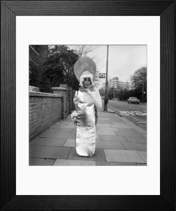 Framed Print : 21 year old Sheila Ruskin born in Cheshire, plays the unusal part of a Runcible Spoon in Framed Print : 21 year old Sheila Ruskin born in Cheshire, plays the unusal part of a Runcible Spoon in