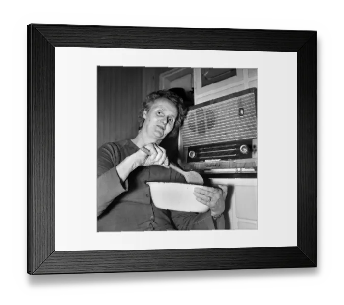 Framed Print : Housewife cooking dinner in her kitchen at home. December 1969 Z11805-002 Framed Print : Housewife cooking dinner in her kitchen at home. December 1969 Z11805-002