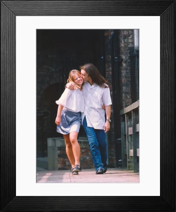 Framed Print : A couple enjoy a romantic kiss and cuddle Framed Print : A couple enjoy a romantic kiss and cuddle