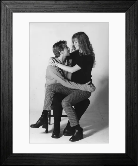 Framed Print : A couple enjoy a romantic cuddle Framed Print : A couple enjoy a romantic cuddle