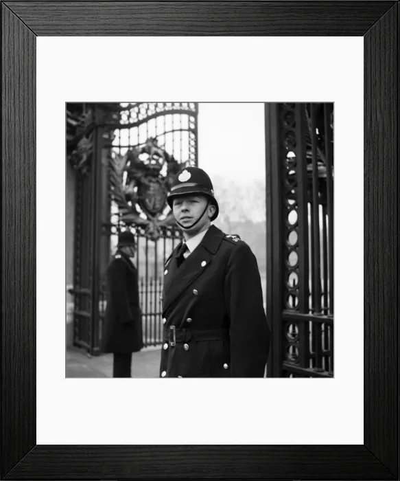 Framed Print : Policeman on guard at the gates of Buckingham Palace February 1953 D855-001