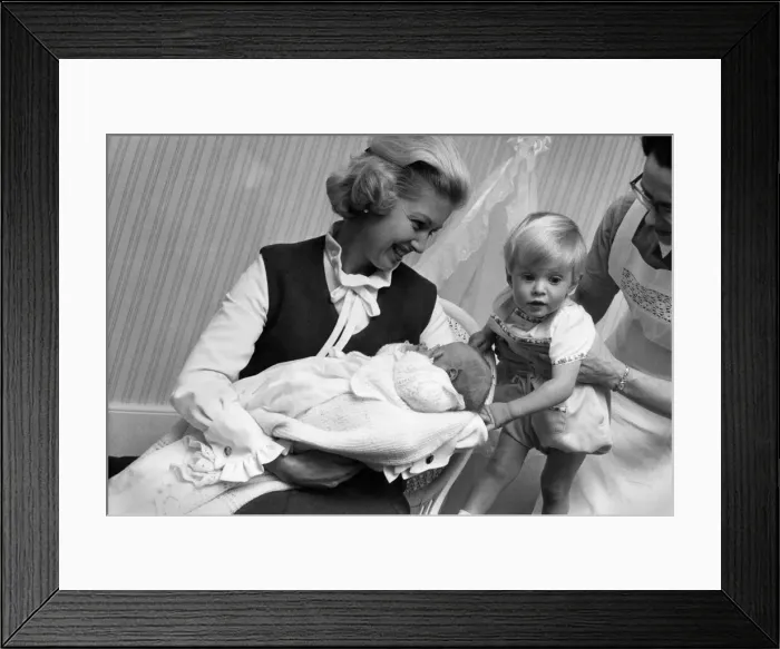 Framed Print : Countess Bathurst with her baby daughter who is now three weeks old
