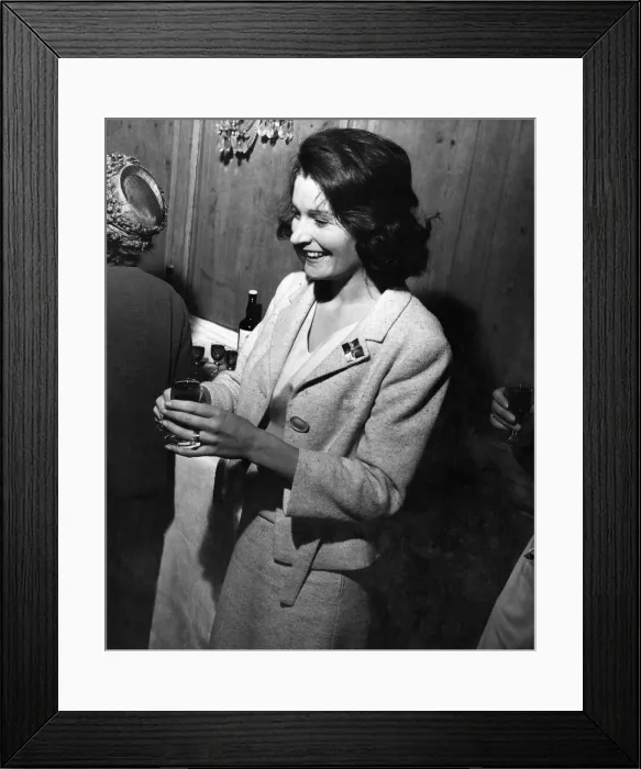 Framed Print : Lady Astor handing out sherry at a conference of British Organisations for aid to Framed Print : Lady Astor handing out sherry at a conference of British Organisations for aid to