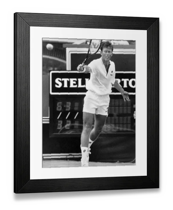 Framed Print : Jeremy Bates in action at the Stella Artois tournament before Wimbledon Framed Print : Jeremy Bates in action at the Stella Artois tournament before Wimbledon