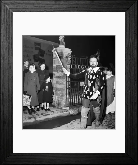 Framed Print : A man dressed in Shakespearean costume during a Pageant procession in Ludgate Hill Framed Print : A man dressed in Shakespearean costume during a Pageant procession in Ludgate Hill