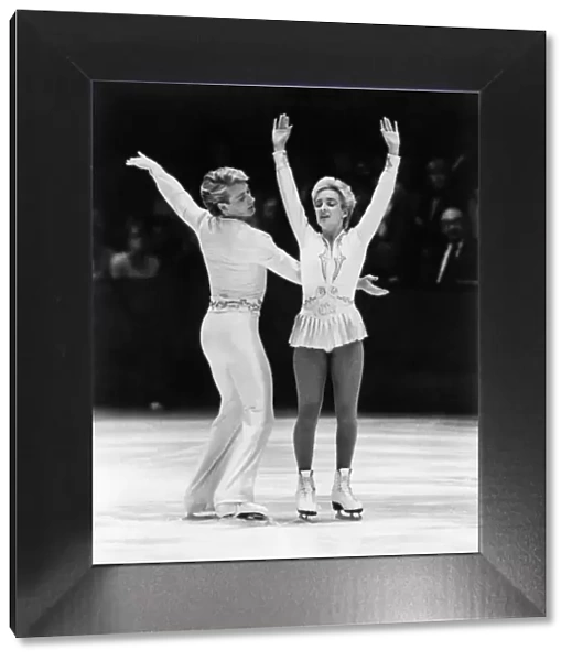 British Amateur Ice Dance champions Paul Askham, and Sharon Jones. November 1985 P017249