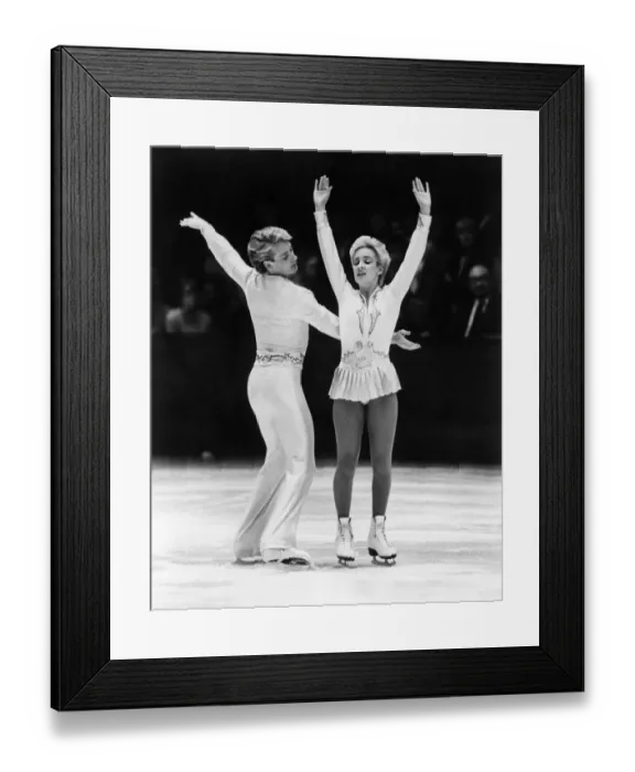 Framed Print : British Amateur Ice Dance champions Paul Askham, and Sharon Jones. November 1985 P017249