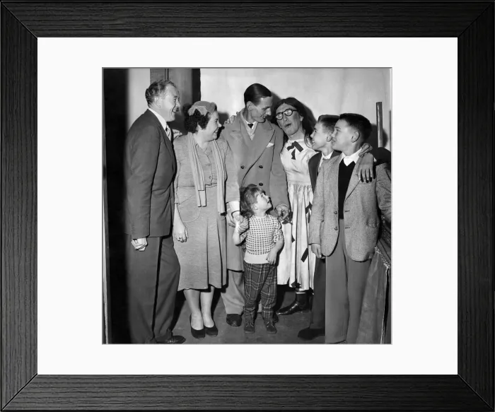 Framed Print : Mr. and Mrs. George Atkins of Crawley Surrey with Noel Whitcomb and Arthur Askey