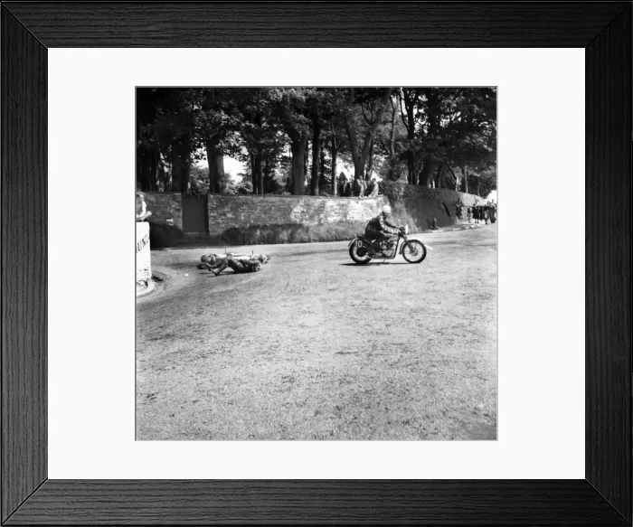 Framed Print : Motorsport. Isle of Man TT Races 1953 D. Powell. June 1953 D3141-012