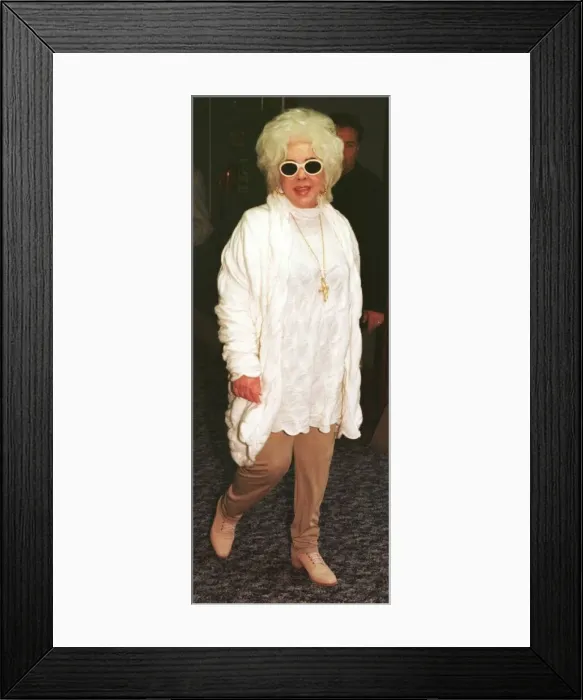 Framed Print : Elizabeth Taylor arrives at Heathrow Airport April 1999 from Los Angeles