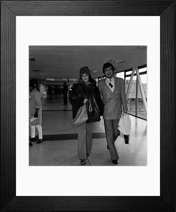 Framed Print : Elizabeth Taylor with husband Henry Wynberg in 1973 Framed Print : Elizabeth Taylor with husband Henry Wynberg in 1973