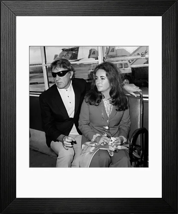 Framed Print : Elizabeth Taylor with Richard Burton at London airport 1970 Framed Print : Elizabeth Taylor with Richard Burton at London airport 1970