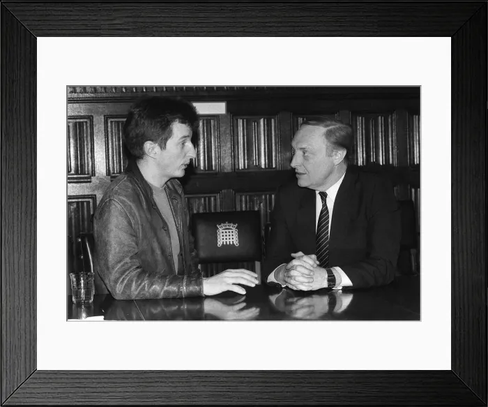 Framed Print : Billy Bragg with Neil Kinnock on jobs for youth tour 1985