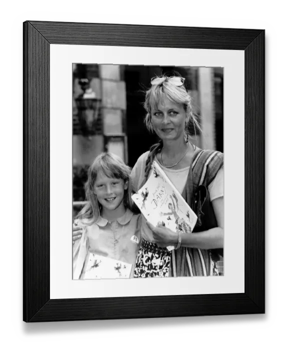 Framed Print : Twiggy model with daughter Carly at the NSPCC Charity Premiere of Roald Dahls Danny