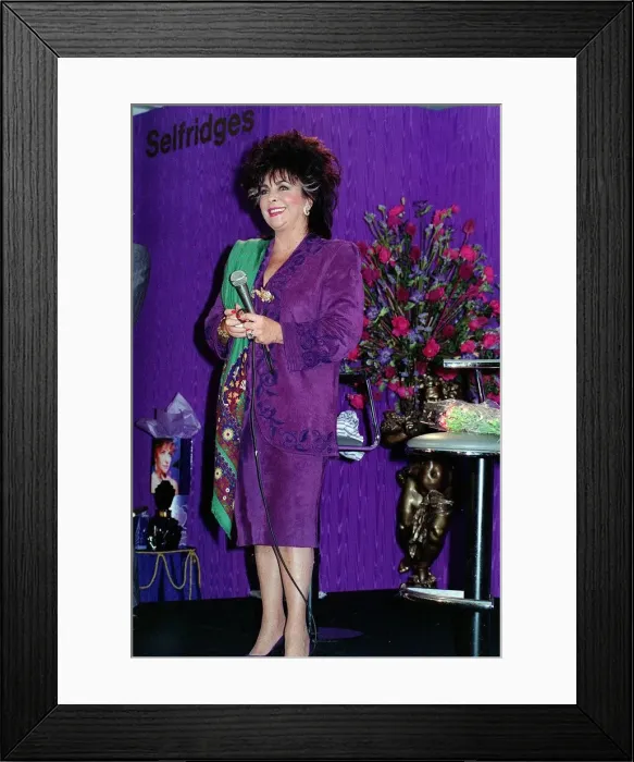 Framed Print : Elizabeth Taylor at Selfridges in London October 1989 Framed Print : Elizabeth Taylor at Selfridges in London October 1989