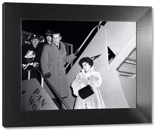 Elizabeth Taylor feb 1952 arrival at the London Airport with Michael Wilding
