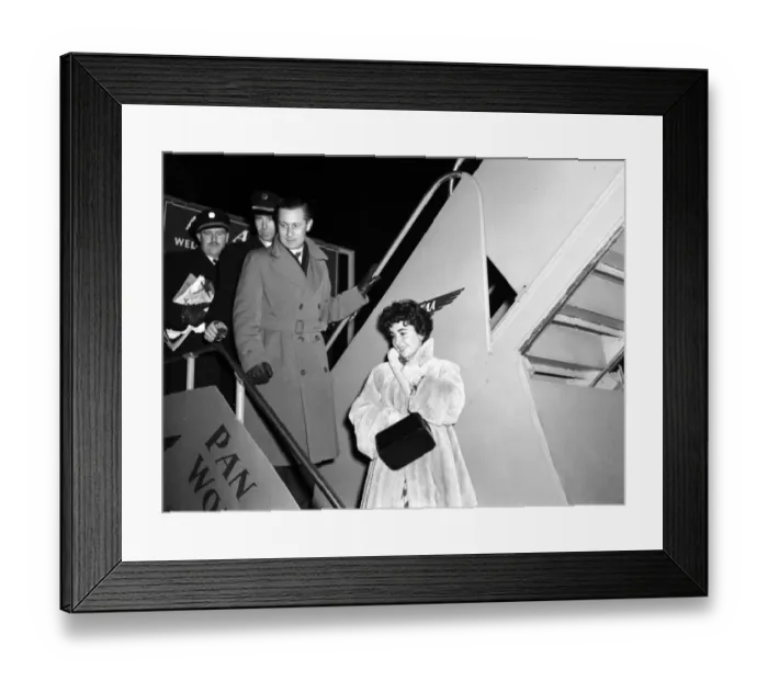 Framed Print : Elizabeth Taylor feb 1952 arrival at the London Airport with Michael Wilding Framed Print : Elizabeth Taylor feb 1952 arrival at the London Airport with Michael Wilding