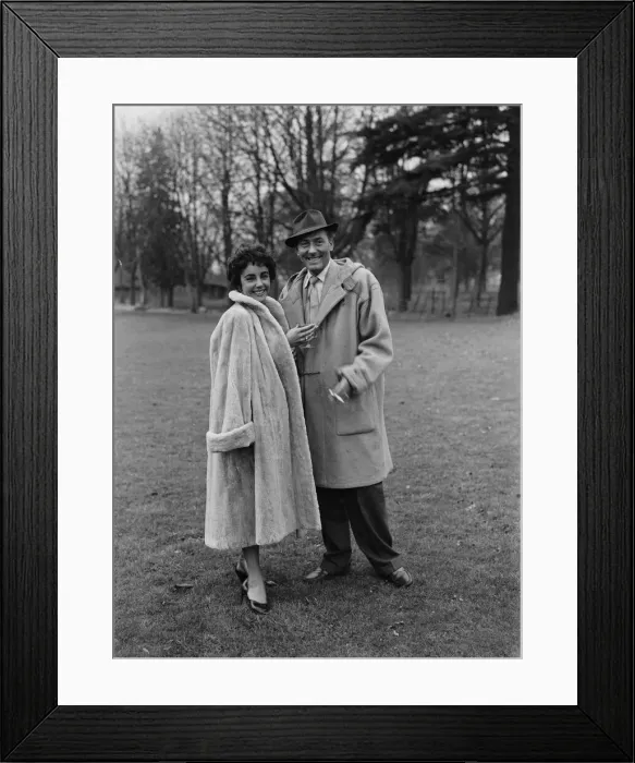 Framed Print : Elizabeth Taylor march 1952 and Michael Wilding back from honey moon